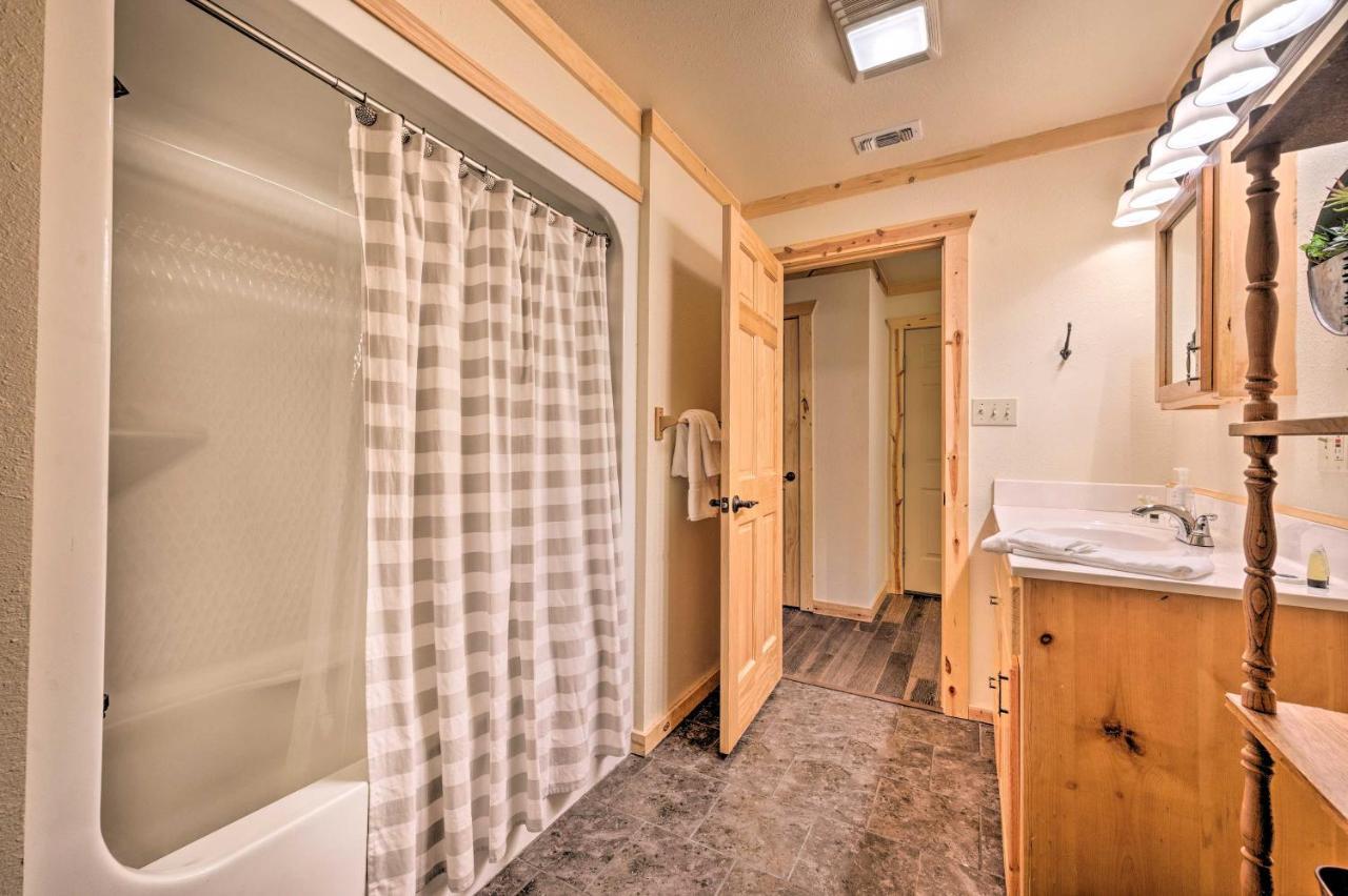 Broken Bow Retreat On 2 Acres With Hot Tub And Deck! Villa Exteriör bild
